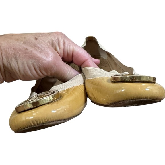 Tory Burch luxury Caroline Beige Camel Patent Leather‎ Gold Logo Ballet Flat 8.5 - Picture 8 of 9